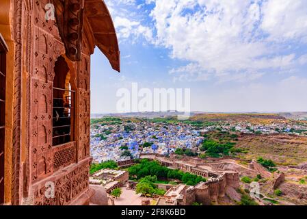 Panoramablick auf Sun City Jodhpur auch bekannt als "Blue City" aufgrund der lebhaften blau-gemalten Brahmanen Häuser vom Balkon des Mehrangarh Fort, Rajasthan, Stockfoto