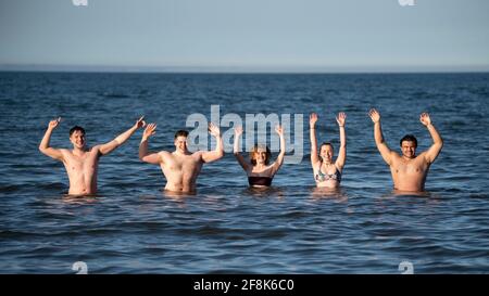 Edinburgh, Schottland, Großbritannien. April 2021. IM BILD: Wildschwimmer genießen ein kühles Bad in der Nordsee am Strand von Portobello. Die Menschen genießen den klaren blauen Himmel und das warme, sonnige Wetter auf der Ostseite Schottlands am Portobello Beach. Quelle: Colin Fisher/Alamy Live News Stockfoto