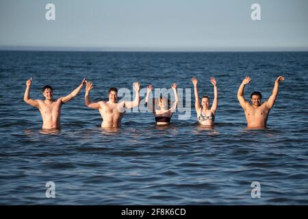 Edinburgh, Schottland, Großbritannien. April 2021. IM BILD: Wildschwimmer genießen ein kühles Bad in der Nordsee am Strand von Portobello. Die Menschen genießen den klaren blauen Himmel und das warme, sonnige Wetter auf der Ostseite Schottlands am Portobello Beach. Quelle: Colin Fisher/Alamy Live News Stockfoto