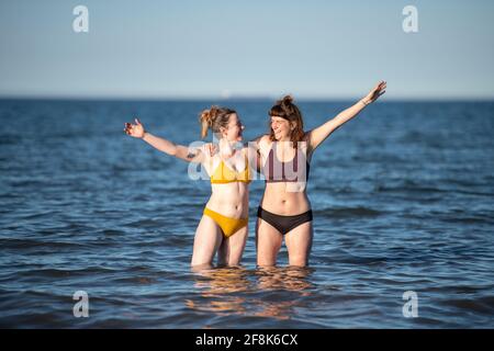 Edinburgh, Schottland, Großbritannien. April 2021. IM BILD: Wildschwimmer genießen ein kühles Bad in der Nordsee am Strand von Portobello. Die Menschen genießen den klaren blauen Himmel und das warme, sonnige Wetter auf der Ostseite Schottlands am Portobello Beach. Quelle: Colin Fisher/Alamy Live News Stockfoto