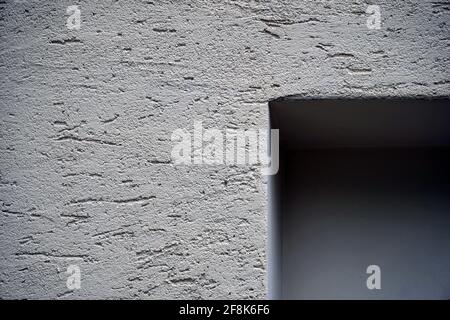 Betonwände, Linien und Formen in einem architektonisch einfachen Konzept fotografieren, Nahaufnahme, Hand gehalten, Farbfotografie mit einem Kopierraum. Stockfoto