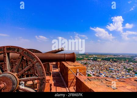 Blick auf Jodhpur Stadt von Mehrangarh Fort gebaut um das Jahr 1460, ist eine der größten Festungen in Indien. Sie ist von imposanten dicken Mauern mit ca. Stockfoto