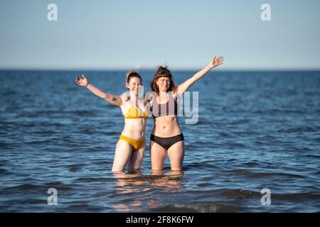 Edinburgh, Schottland, Großbritannien. April 2021. IM BILD: Wildschwimmer genießen ein kühles Bad in der Nordsee am Strand von Portobello. Die Menschen genießen den klaren blauen Himmel und das warme, sonnige Wetter auf der Ostseite Schottlands am Portobello Beach. Quelle: Colin Fisher/Alamy Live News Stockfoto