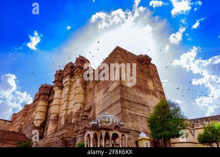 Mehrangarh Fort erbaut um das Jahr 1460 von König Rao Jodha Ist eine der größten Festungen Indiens und ist umzäunt Durch imposante dicke Wände 410 Meter entfernt Stockfoto