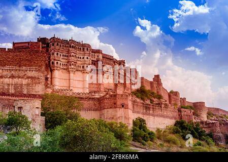 Mehrangarh Fort erbaut um das Jahr 1460 von König Rao Jodha Ist eine der größten Festungen Indiens und ist umzäunt Durch imposante dicke Wände 410 Meter entfernt Stockfoto