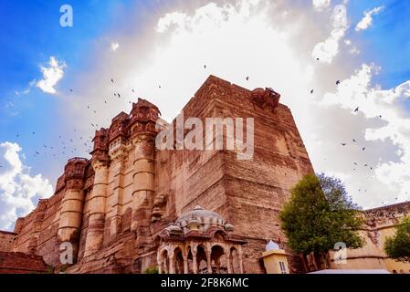 Mehrangarh Fort erbaut um das Jahr 1460 von König Rao Jodha Ist eine der größten Festungen Indiens und ist umzäunt Durch imposante dicke Wände 410 Meter entfernt Stockfoto