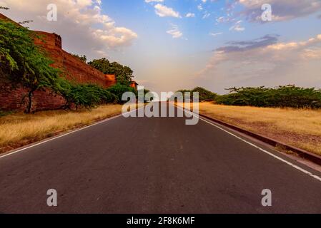 Blick auf den Weg zum Umaid Bhawan Palace durch präkambrianische Ära rot Sandsteingebirge, die in Jodhpur Group-Malani Igneous Suite Contact fällt Geologisch Stockfoto