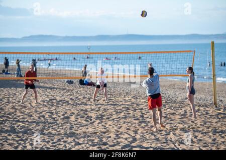 Edinburgh, Schottland, Großbritannien. April 2021. IM BILD: Volleyballspieler am Strand. Die Menschen genießen den klaren blauen Himmel und das warme, sonnige Wetter auf der Ostseite Schottlands am Portobello Beach. Quelle: Colin Fisher/Alamy Live News Stockfoto