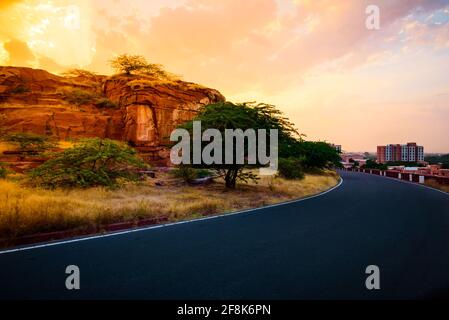 Blick auf den Weg zum Umaid Bhawan Palace durch präkambrianische Ära rot Sandsteingebirge, die in Jodhpur Group-Malani Igneous Suite Contact fällt Geologisch Stockfoto