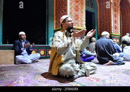 13. April 2021: Menschen in Kashmiri bieten Tarawih Gebete an, während sie Covid-19 SOP's in einem Schrein in Srinagar, dem indischen Kaschmir, am 13. April 2021 beobachten. Tarawih ist ein zusätzliches Gebet, das von Muslimen auf der ganzen Welt in der Nacht nach Isha (Nachtgebete) im Heiligen Monat Ramadhan durchgeführt wird. Quelle: Muzamil MATtoo/IMAGESLIVE/ZUMA Wire/Alamy Live News Stockfoto