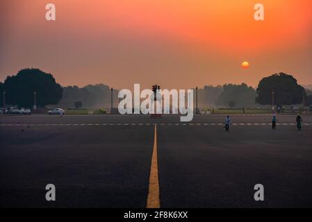 Blick bei Sonnenaufgang von rajpath 'King's Way' ist ein zeremonieller Boulevard in Neu-Delhi, Indien, der von Rashtrapati Bhavan auf dem Raisina Hill durch Vija verläuft Stockfoto