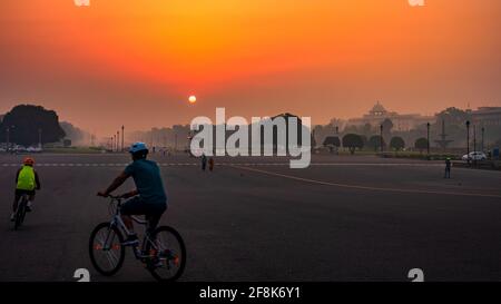 Blick bei Sonnenaufgang von rajpath 'King's Way' ist ein zeremonieller Boulevard in Neu-Delhi, Indien, der von Rashtrapati Bhavan auf dem Raisina Hill durch Vija verläuft Stockfoto