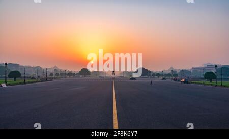 Blick bei Sonnenaufgang von rajpath 'King's Way' ist ein zeremonieller Boulevard in Neu-Delhi, Indien, der von Rashtrapati Bhavan auf dem Raisina Hill durch Vija verläuft Stockfoto