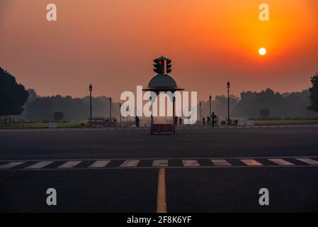 Blick bei Sonnenaufgang von rajpath 'King's Way' ist ein zeremonieller Boulevard in Neu-Delhi, Indien, der von Rashtrapati Bhavan auf dem Raisina Hill durch Vija verläuft Stockfoto