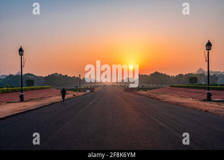 Blick bei Sonnenaufgang von rajpath 'King's Way' ist ein zeremonieller Boulevard in Neu-Delhi, Indien, der von Rashtrapati Bhavan auf dem Raisina Hill durch Vija verläuft Stockfoto