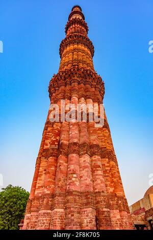 Qutub Minar ist das höchste Minarett in Indien, das 73 errichtet wurde und einen 1192 m hohen, sich verjüngenden Turm mit fünf Stockwerken aus rotem Sandstein und Marmor hat. Stockfoto