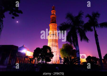 Silhouette des Qutub Minar das höchste Minarett Indiens ist ein 73 m hoher, sich verjüngende Turm mit fünf Stockwerken aus rotem Sandstein. Stockfoto