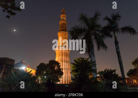 Silhouette des Qutub Minar das höchste Minarett Indiens ist ein 73 m hoher, sich verjüngende Turm mit fünf Stockwerken aus rotem Sandstein. Es ist UNESCO-Welterbe Stockfoto