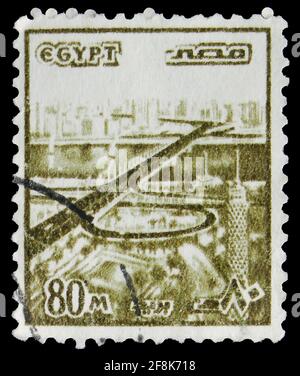 MOSKAU, RUSSLAND - 7. OKTOBER 2019: Briefmarke in Ägypten zeigt Brücke vom 6. Oktober, Kairo, Serie, 80 ägyptische Millieme, um 1982 Stockfoto