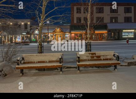 Banff, Alberta, Kanada – 10. April 2021: Außenansicht der Geschäfte der Banff Avenue am frühen Morgen Stockfoto