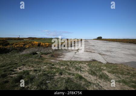 Scotland, Ayrshire, Turnberry, 12. April 2021. Die ehemaligen Start- und Landebahnen in der Mitte des Kurses, als Turnberry AS während der beiden Kriege einen Flugplatz benutzte Stockfoto