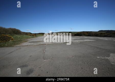 Scotland, Ayrshire, Turnberry, 12. April 2021. Die ehemaligen Start- und Landebahnen in der Mitte des Kurses, als Turnberry AS während der beiden Kriege einen Flugplatz benutzte Stockfoto