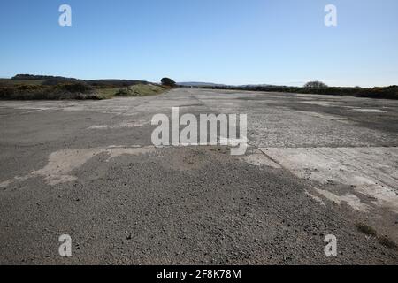 Scotland, Ayrshire, Turnberry, 12. April 2021. Die ehemaligen Start- und Landebahnen in der Mitte des Kurses, als Turnberry AS während der beiden Kriege einen Flugplatz benutzte Stockfoto