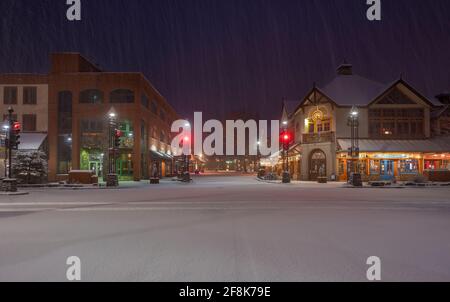 Banff, Alberta, Kanada – 10. April 2021: Außenansicht der Geschäfte der Banff Avenue am frühen Morgen Stockfoto