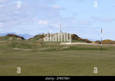 Schottland, Ayrshire, Trump Turnberry Ailsa Golf Course 12. April 2021 Kriegsdenkmal mit Blick auf den Golfplatz. Blick auf Isle of Arran Stockfoto
