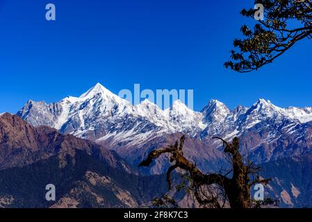 Faszinierender Blick auf schneebedeckten Panchchuli-Gipfel fällt in großen Himalaya-Gebirge und alpine Graswiesen im kleinen Weiler Munsiyari, Kumaon r Stockfoto