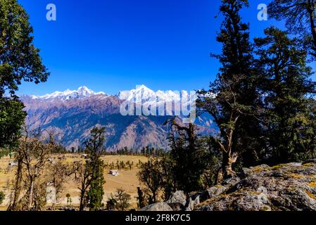 Faszinierender Blick auf schneebedeckten Panchchuli-Gipfel fällt in großen Himalaya-Gebirge und alpine Graswiesen im kleinen Weiler Munsiyari, Kumaon r Stockfoto