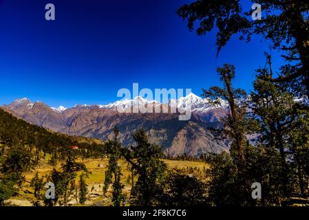 Faszinierender Blick auf schneebedeckten Panchchuli-Gipfel fällt in großen Himalaya-Gebirge und alpine Graswiesen im kleinen Weiler Munsiyari, Kumaon r Stockfoto