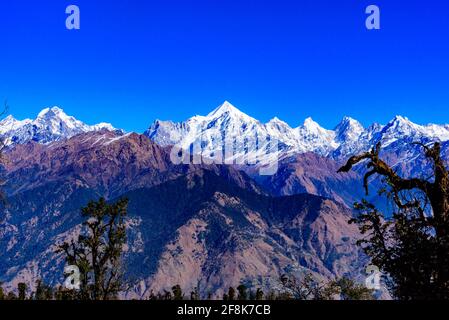 Faszinierender Blick auf schneebedeckten Panchchuli-Gipfel fällt in großen Himalaya-Gebirge und alpine Graswiesen im kleinen Weiler Munsiyari, Kumaon r Stockfoto