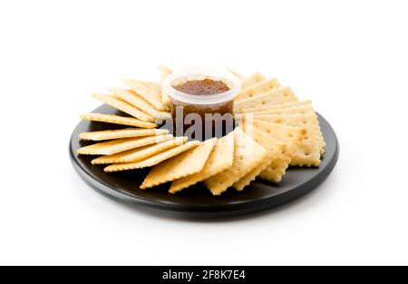 Keks mit Ananasmarmelade auf weißem Hintergrund