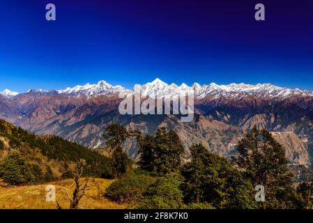 Faszinierender Blick auf schneebedeckten Panchchuli-Gipfel fällt in großen Himalaya-Gebirge und alpine Graswiesen im kleinen Weiler Munsiyari, Kumaon r Stockfoto