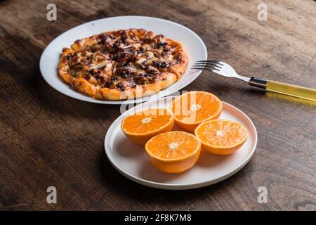Leckere italienische Pizza serviert auf Holztisch Stockfoto
