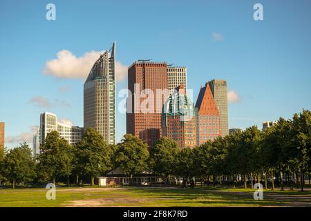 Die Skyline von Den Haag, Niederlande, mit Bürogebäuden von malieveld aus gesehen Stockfoto