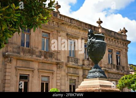 Malerische Außenansicht des neoklassizistischen Stils Museo Nacional de la Máscara an der Plaza del Carmen, San Luis Potosí Mexiko. Stockfoto