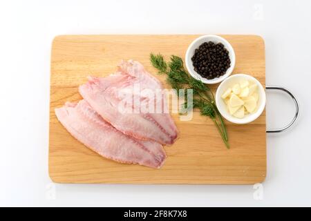 Tilapia roh auf Holzbrett Stockfoto