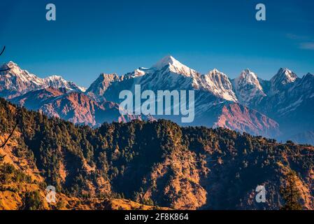 Blick auf die schneegedeckten Panchuli-Gipfel fällt in den großen Himalaya Bergkette & alpine Graswiesen auf dem Weg nach Khalia Top trekk Trail bei Small hamle Stockfoto