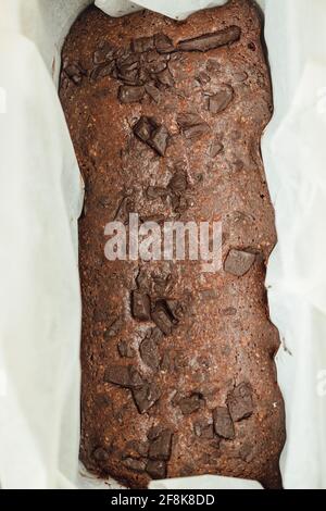 Nahaufnahme eines hausgemachten Schokoladenbrownie mit Haselnuss von oben. Stockfoto