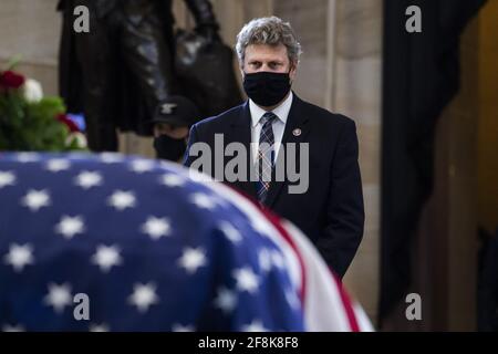 Washington, Usa. April 2021. Rep. Bill Huizenga, R-mich., zollt dem US-Kapitolbeamten William 'Billy' Evans Respekt, da seine Überreste am Mittwoch, den 14. April 2021, in der Capitol Rotunde in Washington, DC, zu Ehren liegen. Evans wurde getötet, als ein Fahrer am 2. April 2021 die nördliche Barrikade des Kapitols rammte. Pool Foto von Tom Williams/UPI Kredit: UPI/Alamy Live Nachrichten Stockfoto