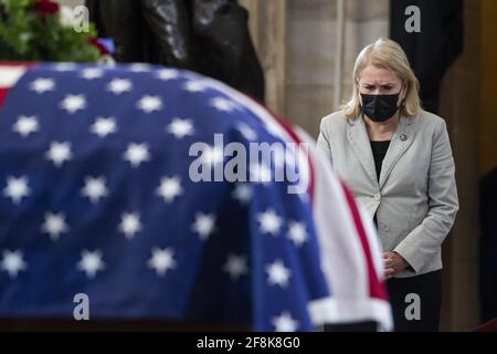 Washington, Usa. April 2021. Rep. Sylvia Garcia, D-Texas, zollt dem US-Kapitolbeamten William 'Billy' Evans Respekt, da seine Überreste am Mittwoch, den 14. April 2021, in der Capitol Rotunde in Washington, DC, zu Ehren liegen. Evans wurde getötet, als ein Fahrer am 2. April 2021 die nördliche Barrikade des Kapitols rammte. Pool Foto von Tom Williams/UPI Kredit: UPI/Alamy Live Nachrichten Stockfoto