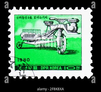 MOSKAU, RUSSLAND - 7. OKTOBER 2019: In Korea gedruckte Briefmarke zeigt Reispflanzmaschine, Landwirtschaft und Tiere Serie, 10 Nordkoreanischer chon, Cir Stockfoto