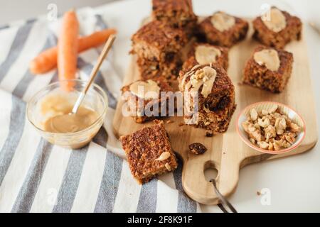 Schuss eines hausgemachten Bananenbrotes mit Walnüssen, die auf einem Holzschneidebrett geschnitten wurden. Stockfoto
