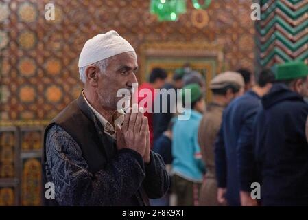 Srinagar, Indien. April 2021. Ein kaschmirischer Muslim betet am ersten Tag des Ramadan in Chankah an einem Schrein. Der Ramadan ist die Zeit des intensiven Gebets, des Fastens von Sonnenaufgang bis Sonnenuntergang und des nächtlichen Festmahls. Kredit: SOPA Images Limited/Alamy Live Nachrichten Stockfoto