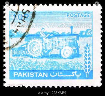 MOSKAU, RUSSLAND - 7. OKTOBER 2019: In Pakistan gedruckte Briefmarke zeigt Traktor, Agriculture Serie, 10 pakistanische Paisa, um 1979 Stockfoto