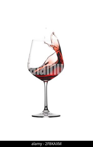 Rotwein spritzt aus einem Glas, isoliert auf weißem Hintergrund. Wein mit Spritzer. Stockfoto