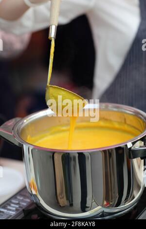 Kochen von Kürbissuppe in einem Restaurant Stockfoto