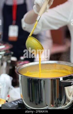 Der Küchenchef kocht in einem Restaurant Kürbissuppe Stockfoto
